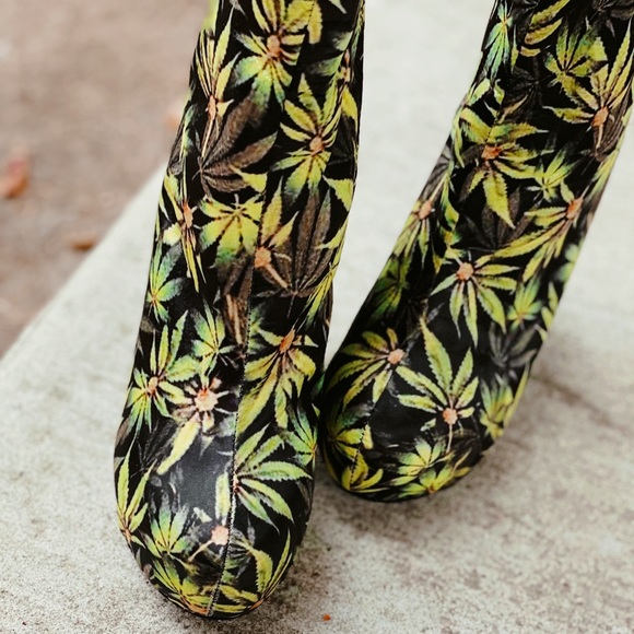 🍃 Yellow Green Black Leaf Print Wedge Booties - Picture 4 of 5